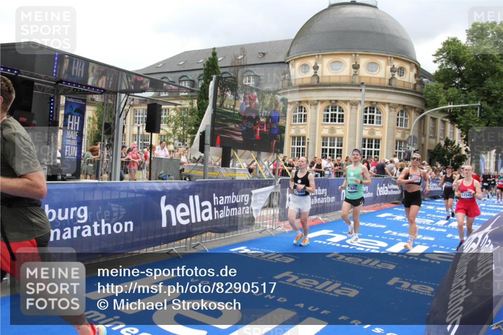 29.06.2025 - hella hamburg halbmarathon Michael Strokosch http://msf.ph/oto/8290517 29.06.2025 10:56:11 Ziel 1180, 3058, 4594, 4813, 5492, 5570, 7594, 8330, 8639, 9907, 12545, 14363, 17640, 17642, 18212 meine-sportfotos.de