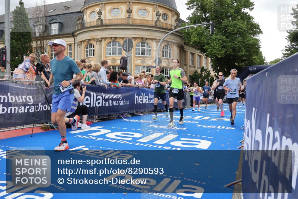 29.06.2025 - hella hamburg halbmarathon Strokosch-Dieckow http://msf.ph/oto/8290593 29.06.2025 10:49:56 Ziel 1216, 1321, 2020, 2540, 3692, 3852, 4017, 5460, 7100, 7657, 8454, 8455, 9126, 9200, 9213, 9491, 9597, 12271, 12527, 12733, 13225, 13463, 13758, 16403, 16716, 16732, 16800, 16887, 18884, 19109, 19112, 19122 meine-sportfotos.de