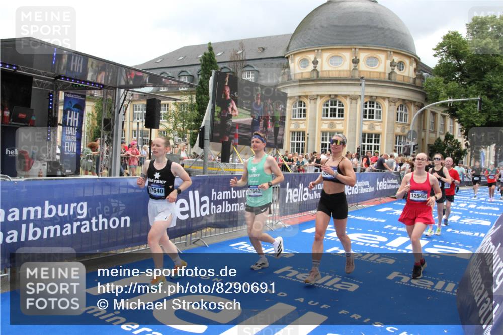 29.06.2025 - hella hamburg halbmarathon Michael Strokosch http://msf.ph/oto/8290691 29.06.2025 10:56:12 Ziel 3058, 4594, 4813, 5492, 5570, 7594, 8330, 8639, 9907, 12545, 14363, 15484, 16113, 16634, 17640, 17642, 18212 meine-sportfotos.de