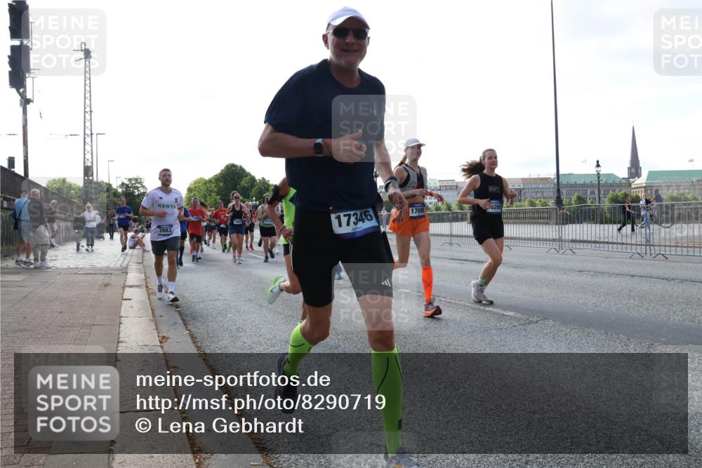 29.06.2025 - hella hamburg halbmarathon Lena Gebhardt http://msf.ph/oto/8290719 29.06.2025 09:58:44 Lombardsbrücke 2883, 17346, 17698, 8268, 1190, 1285, 1410, 1485, 1715, 1719, 1727, 1815, 1946, 1951, 2029, 2034, 2518, 2656, 2840, 2883, 2907, 3037, 3041, 3097, 3334, 3819, 3859, 3952, 4120, 4152, 4167, 4903, 5077, 5084, 5093, 5259, 5378, 5721, 5894, 6272, 6294, 6433, 6592, 6629, 6657, 6759, 6877, 6897, 7082, 7369, 7716, 7732, 7856, 7896, 8068, 8154, 8311, 8322, 8393, 8590, 8639, 8721, 8798, 8825, 9012, 9057, 9562, 9655, 9656, 9727, 9770, 10084, 10488 meine-sportfotos.de
