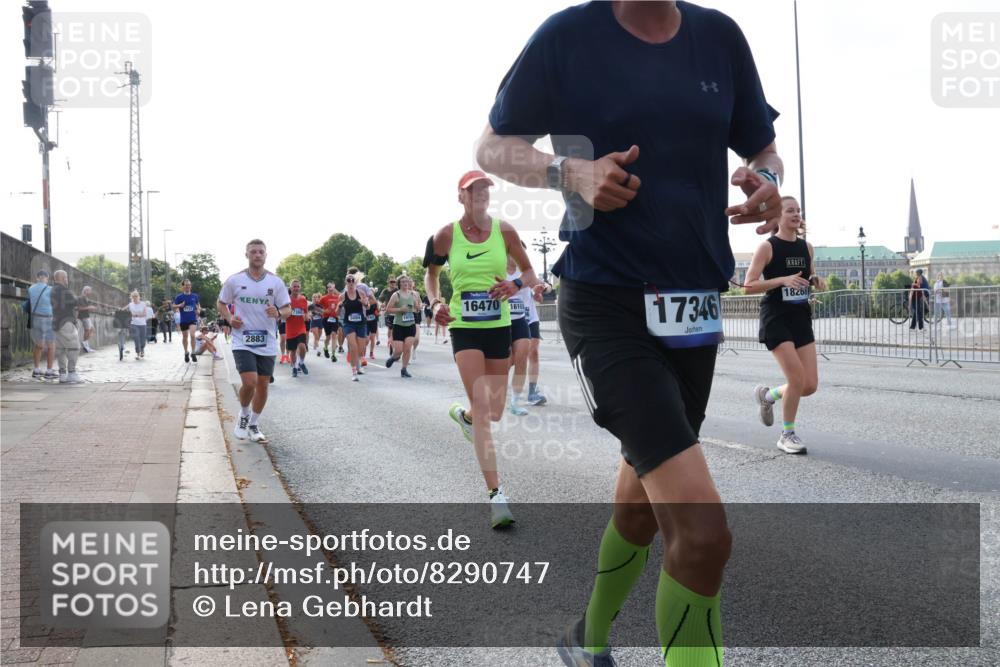 29.06.2025 - hella hamburg halbmarathon Lena Gebhardt http://msf.ph/oto/8290747 29.06.2025 09:58:45 Lombardsbrücke 18268, 16470, 1610, 17346, 2883, 1285, 1410, 1485, 1715, 1719, 1727, 1815, 1946, 1951, 2029, 2034, 2518, 2656, 2840, 2883, 2907, 3037, 3041, 3097, 3334, 3819, 3859, 3952, 4120, 4152, 4167, 4903, 5077, 5084, 5259, 5378, 5721, 5894, 6272, 6294, 6433, 6592, 6629, 6657, 6759, 6877, 6897, 7082, 7232, 7369, 7716, 7732, 7856, 8068, 8154, 8311, 8322, 8393, 8590, 8639, 8721, 8798, 8825, 9012, 9057, 9562, 9655, 9656, 9727, 9770, 10084, 10488 meine-sportfotos.de
