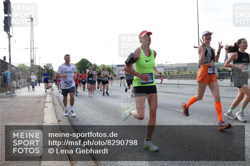 29.06.2025 - hella hamburg halbmarathon Lena Gebhardt http://msf.ph/oto/8290798 29.06.2025 09:58:45 Lombardsbrücke 2883, 5084, 17698, 826, 10724, 70, 1285, 1410, 1485, 1715, 1719, 1727, 1815, 1946, 1951, 2029, 2034, 2518, 2656, 2840, 2883, 2907, 3037, 3041, 3097, 3334, 3819, 3859, 3952, 4120, 4152, 4167, 4903, 5077, 5084, 5259, 5378, 5721, 5894, 6272, 6294, 6433, 6592, 6629, 6657, 6759, 6877, 6897, 7082, 7232, 7369, 7716, 7732, 7856, 8068, 8154, 8311, 8322, 8393, 8590, 8639, 8721, 8798, 8825, 9012, 9057, 9562, 9655, 9656, 9727, 9770, 10084, 10488 meine-sportfotos.de