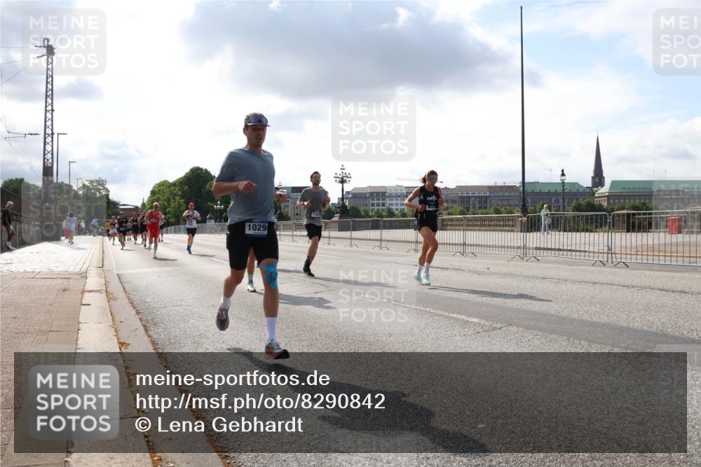 29.06.2025 - hella hamburg halbmarathon Lena Gebhardt http://msf.ph/oto/8290842 29.06.2025 09:46:24 Lombardsbrücke 1029, 11230, 1080, 1344, 1889, 1894, 2460, 2525, 3809, 3843, 3955, 4463, 4477, 4812, 4944, 5042, 5048, 6169, 6495, 6683, 7055, 7186, 7534, 7845, 7901, 8062, 8784, 8864, 8956, 9345, 10298, 10453, 10865, 10929, 11199, 11230, 11282, 11304, 11661, 11833, 12189, 12447, 12681, 12987, 13252, 13617, 13754, 13961, 14167, 14276, 14293, 15115, 15391, 15689, 15902, 16065, 16140, 16243, 16507, 16580, 16811, 16931, 16957, 17213, 17768 meine-sportfotos.de