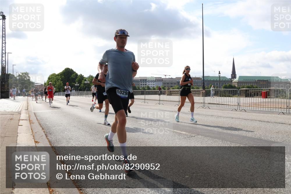 29.06.2025 - hella hamburg halbmarathon Lena Gebhardt http://msf.ph/oto/8290952 29.06.2025 09:46:24 Lombardsbrücke 10298, 1080, 1344, 1889, 1894, 2460, 2525, 3809, 3843, 3955, 4463, 4477, 4812, 4944, 5042, 5048, 6169, 6495, 6683, 7055, 7186, 7534, 7845, 7901, 8062, 8784, 8864, 8956, 9345, 10298, 10453, 10865, 10929, 11199, 11230, 11282, 11304, 11661, 11833, 12189, 12447, 12681, 12987, 13252, 13617, 13754, 13961, 14167, 14276, 14293, 15115, 15391, 15689, 15902, 16065, 16140, 16243, 16507, 16580, 16811, 16931, 16957, 17213, 17768 meine-sportfotos.de