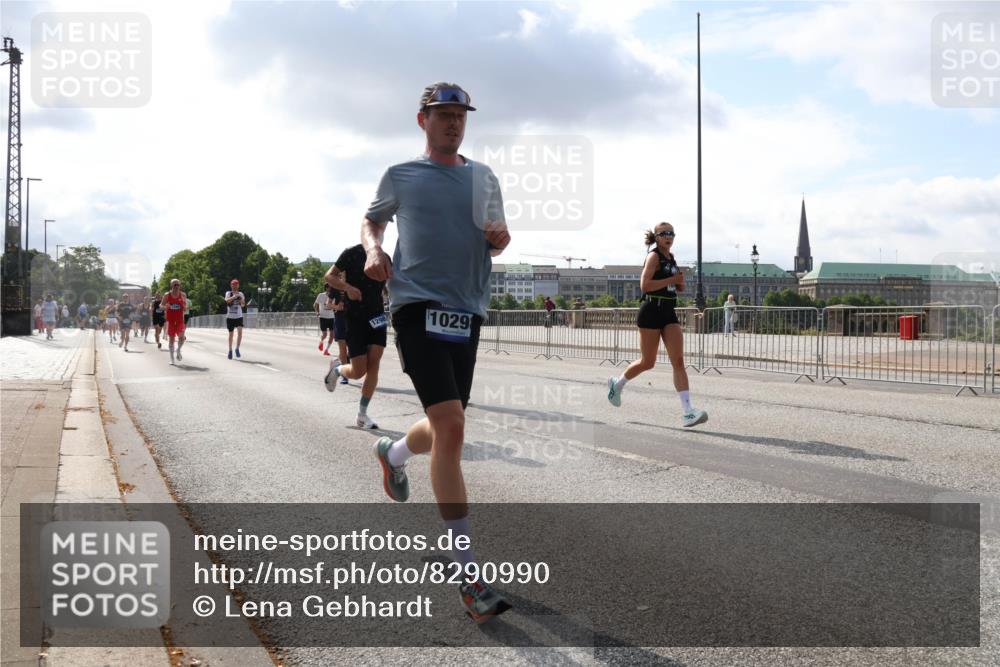 29.06.2025 - hella hamburg halbmarathon Lena Gebhardt http://msf.ph/oto/8290990 29.06.2025 09:46:24 Lombardsbrücke 1029, 1080, 1344, 1889, 1894, 2460, 2525, 3809, 3843, 3955, 4463, 4477, 4812, 4944, 5042, 5048, 6169, 6495, 6683, 7055, 7186, 7534, 7845, 7901, 8062, 8784, 8864, 8956, 9345, 10298, 10453, 10865, 10929, 11199, 11230, 11282, 11304, 11661, 11833, 12189, 12447, 12681, 12987, 13252, 13617, 13754, 13961, 14167, 14276, 14293, 15115, 15391, 15689, 15902, 16065, 16140, 16243, 16507, 16580, 16811, 16931, 16957, 17213, 17768 meine-sportfotos.de