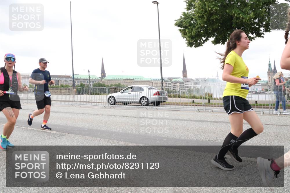 29.06.2025 - hella hamburg halbmarathon Lena Gebhardt http://msf.ph/oto/8291129 29.06.2025 10:55:48 Lombardsbrücke 3244, 1616, 1873, 1909, 1917, 2793, 3101, 3115, 3157, 3244, 3268, 3577, 4265, 4470, 4473, 4836, 4896, 5220, 5222, 5306, 5483, 5487, 5575, 5994, 6055, 6056, 6113, 6257, 6494, 6594, 7516, 7548, 7616, 7680, 7969, 8110, 8527, 8532, 8533, 8626, 8648, 9548, 9614, 9618, 9838, 9857, 9858, 9861, 9865, 9956, 10094, 10436, 10438, 10449, 10559, 10593, 10640, 10885, 11109, 11903, 11962, 11963, 12695, 12902, 14727, 16385 meine-sportfotos.de