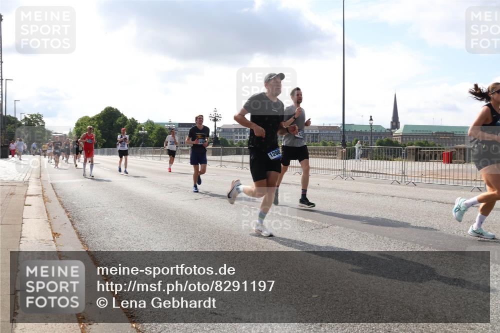 29.06.2025 - hella hamburg halbmarathon Lena Gebhardt http://msf.ph/oto/8291197 29.06.2025 09:46:25 Lombardsbrücke 1298, 1230, 1344, 1889, 2243, 2460, 2525, 3809, 3843, 3955, 4463, 4477, 4812, 4944, 5042, 5048, 5152, 6169, 6495, 6683, 7055, 7186, 7534, 7628, 7845, 7901, 8062, 8312, 8784, 8864, 8956, 9345, 10298, 10453, 10865, 10929, 11199, 11230, 11282, 11304, 11661, 11833, 12189, 12447, 12681, 12987, 13252, 13617, 13961, 14276, 14293, 14310, 15115, 15391, 15689, 15902, 16065, 16140, 16243, 16507, 16580, 16811, 16931, 16957, 17213, 17768 meine-sportfotos.de