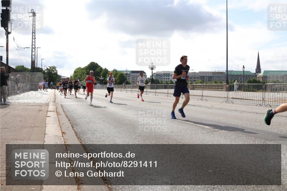 29.06.2025 - hella hamburg halbmarathon Lena Gebhardt http://msf.ph/oto/8291411 29.06.2025 09:46:26 Lombardsbrücke 1624, 1344, 1889, 2243, 2525, 3809, 3843, 3955, 4463, 4477, 4812, 4944, 5042, 5048, 5152, 6169, 6495, 6683, 7055, 7186, 7534, 7628, 7845, 7901, 8062, 8312, 8784, 8864, 8956, 9345, 10298, 10453, 10865, 10927, 10929, 11199, 11230, 11282, 11304, 11661, 11833, 12189, 12447, 12987, 13252, 13617, 13961, 14276, 14293, 14310, 15115, 15391, 15689, 15902, 16065, 16140, 16243, 16507, 16580, 16811, 16931, 16957, 17213, 17768 meine-sportfotos.de