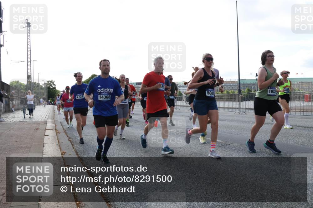 29.06.2025 - hella hamburg halbmarathon Lena Gebhardt http://msf.ph/oto/8291500 29.06.2025 09:58:48 Lombardsbrücke 7732, 14368, 369, 284, 10724, 6657, 5084, 1285, 1410, 1485, 1715, 1719, 1727, 1946, 1951, 1972, 2029, 2518, 2656, 2840, 2883, 2907, 3037, 3041, 3097, 3334, 3819, 3859, 3952, 4120, 4152, 4167, 5077, 5084, 5259, 5378, 5391, 5721, 5894, 6272, 6294, 6433, 6592, 6629, 6657, 6759, 6877, 7082, 7232, 7369, 7716, 7732, 8068, 8154, 8311, 8322, 8393, 8639, 8721, 8798, 8825, 9655, 9727, 9770, 10084, 10488 meine-sportfotos.de