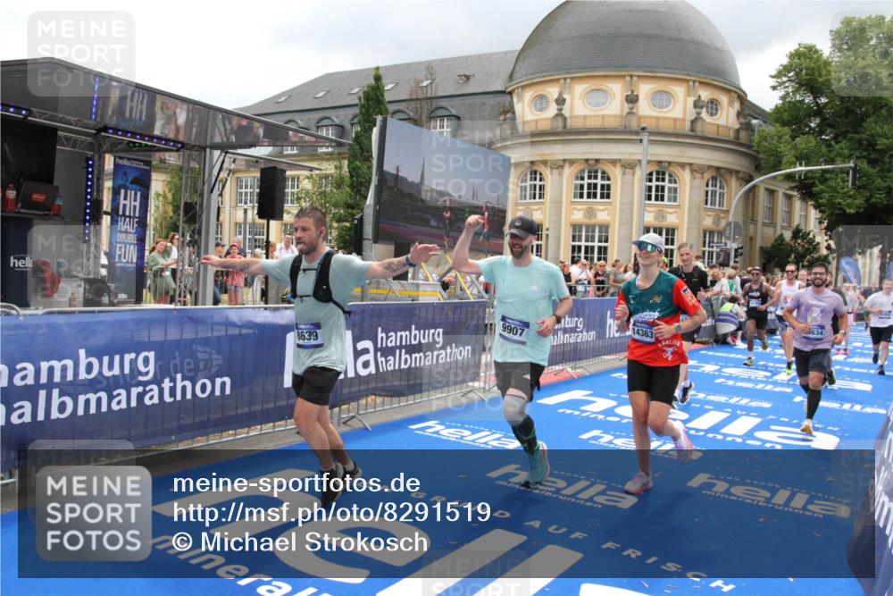 29.06.2025 - hella hamburg halbmarathon Michael Strokosch http://msf.ph/oto/8291519 29.06.2025 10:56:17 Ziel 1193, 5465, 5492, 7547, 8330, 8639, 9903, 9907, 10789, 12348, 14363, 15484, 16113, 16634, 17468, 19152 meine-sportfotos.de