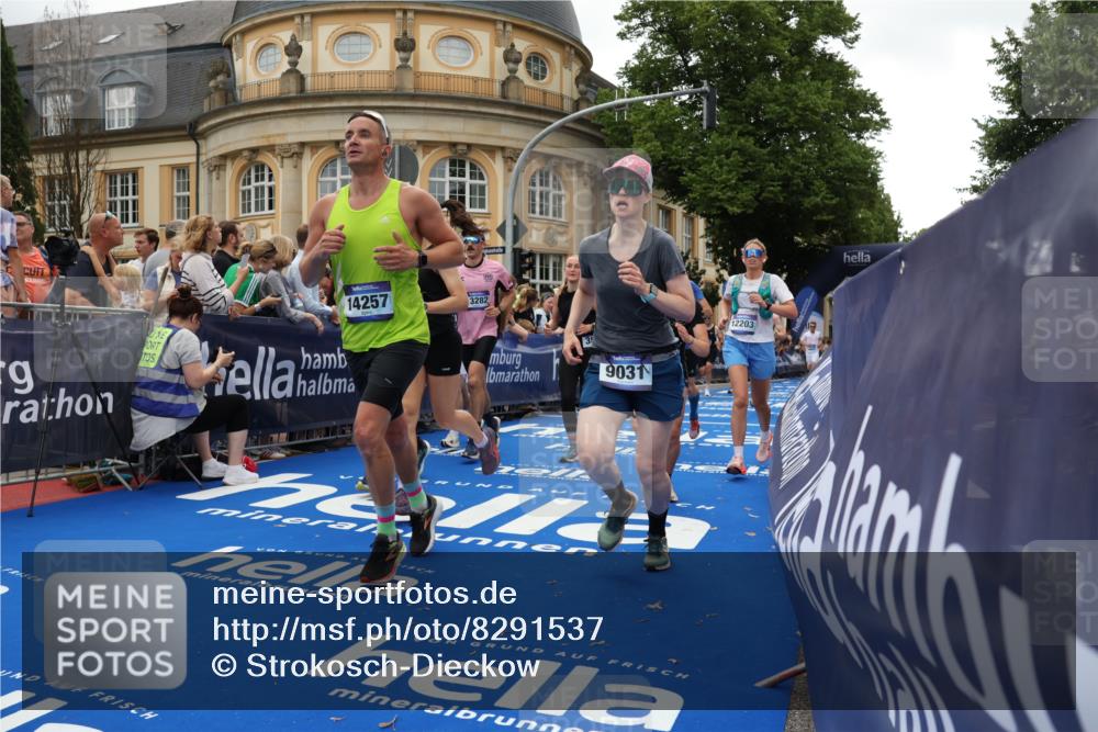 29.06.2025 - hella hamburg halbmarathon Strokosch-Dieckow http://msf.ph/oto/8291537 29.06.2025 10:50:08 Ziel 1119, 1216, 1321, 1507, 2020, 3296, 3562, 7176, 7930, 7932, 8313, 8921, 9031, 9303, 9965, 10371, 11607, 12203, 12235, 13282, 14257, 15620, 16403, 18228, 18657, 18658, 18811, 18884, 19040 meine-sportfotos.de