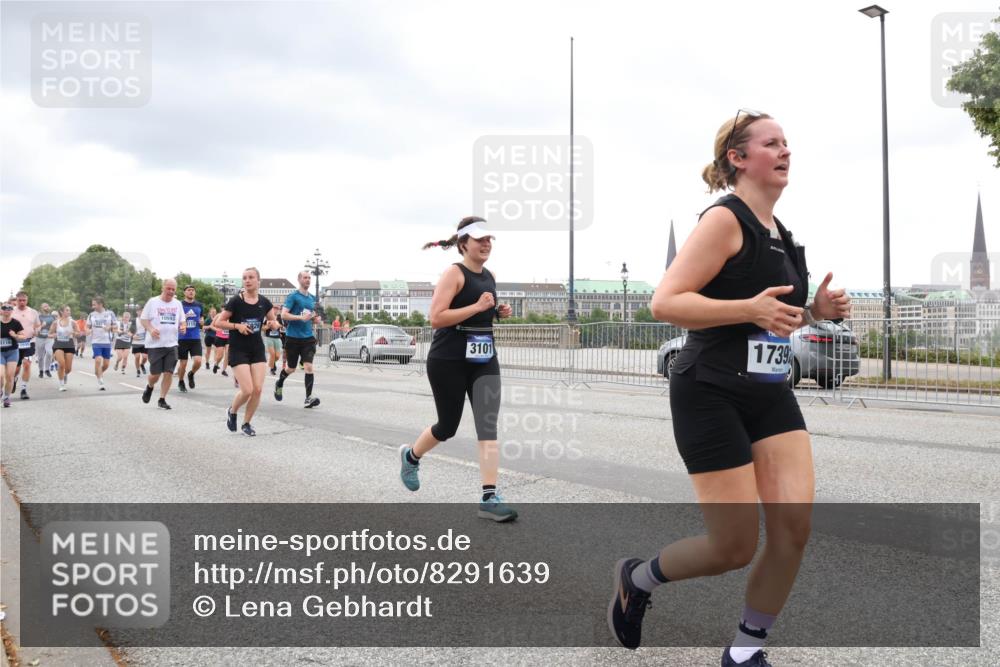29.06.2025 - hella hamburg halbmarathon Lena Gebhardt http://msf.ph/oto/8291639 29.06.2025 10:55:50 Lombardsbrücke 5116, 5272, 10597, 110, 3101, 1739, 1616, 1873, 1909, 1917, 2793, 3101, 3115, 3244, 3268, 4265, 4354, 4470, 4473, 4836, 4896, 5220, 5222, 5306, 5483, 5487, 5575, 5994, 6055, 6056, 6113, 6257, 6494, 6594, 7516, 7548, 7616, 7680, 7969, 8110, 8305, 8527, 8532, 8533, 8626, 8648, 9548, 9614, 9618, 9838, 9857, 9858, 9861, 9865, 9956, 10094, 10436, 10438, 10449, 10559, 10593, 10640, 10885, 11109, 11903, 11962, 11963, 12695, 12902, 14727, 16385 meine-sportfotos.de