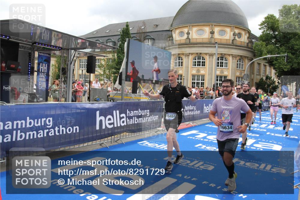 29.06.2025 - hella hamburg halbmarathon Michael Strokosch http://msf.ph/oto/8291729 29.06.2025 10:56:18 Ziel 1193, 5465, 7547, 8639, 9903, 9907, 10789, 12348, 14363, 15484, 16113, 16634, 17468, 18741, 19152 meine-sportfotos.de