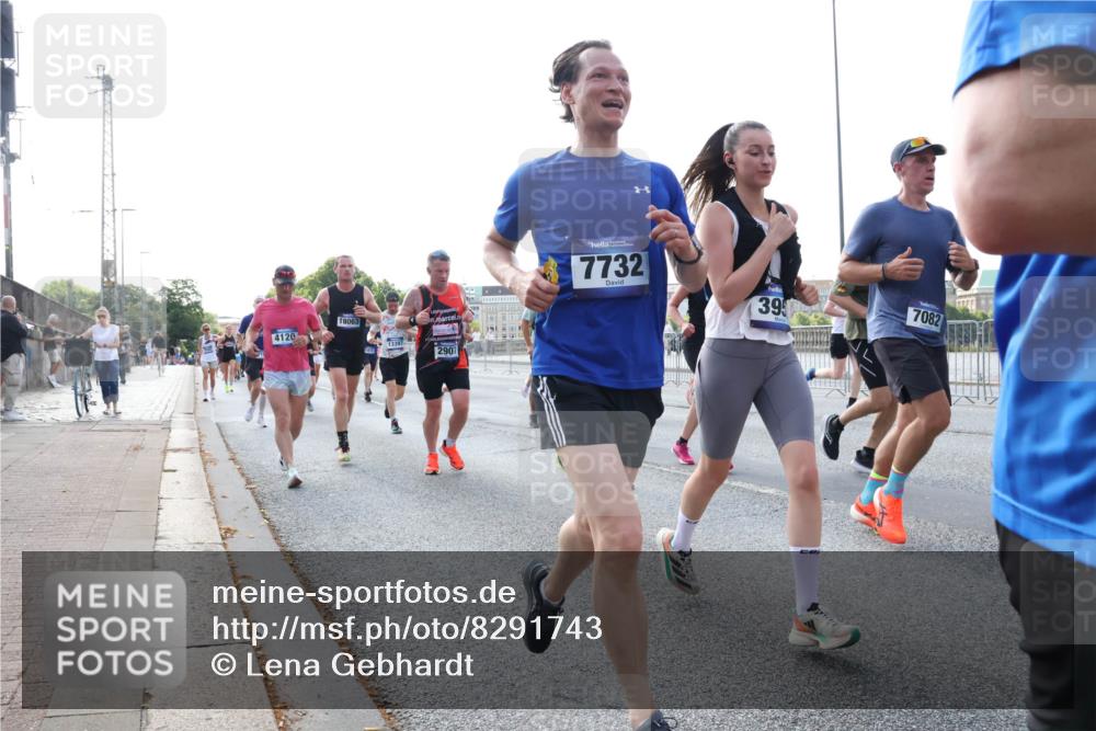 29.06.2025 - hella hamburg halbmarathon Lena Gebhardt http://msf.ph/oto/8291743 29.06.2025 09:58:49 Lombardsbrücke 4120, 18063, 13397, 2907, 7732, 39, 7082, 1285, 1410, 1485, 1715, 1719, 1727, 1946, 1951, 1972, 2029, 2518, 2656, 2840, 2883, 2907, 3037, 3041, 3097, 3334, 3819, 3859, 3952, 4120, 4152, 4167, 5077, 5084, 5259, 5378, 5391, 5721, 5894, 6294, 6399, 6433, 6592, 6629, 6657, 6759, 6877, 7082, 7232, 7369, 7716, 7732, 8068, 8311, 8322, 8393, 8639, 8721, 8798, 8825, 9655, 9727, 9770, 10084, 10488 meine-sportfotos.de