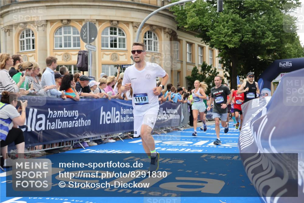 29.06.2025 - hella hamburg halbmarathon Strokosch-Dieckow http://msf.ph/oto/8291830 29.06.2025 10:50:14 Ziel 1119, 3296, 4933, 7176, 7930, 7932, 8313, 8921, 10371, 11607, 12235, 12949, 13282, 13609, 13690, 14034, 15620, 16000, 16242, 18499, 18811, 19040 meine-sportfotos.de