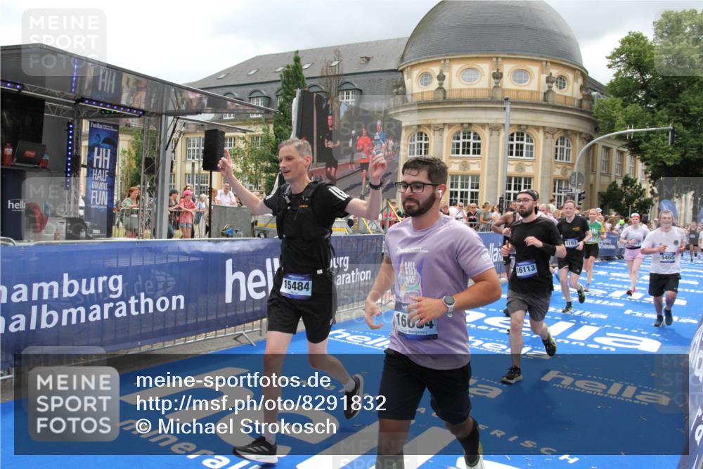 29.06.2025 - hella hamburg halbmarathon Michael Strokosch http://msf.ph/oto/8291832 29.06.2025 10:56:19 Ziel 1193, 5465, 7547, 8639, 9903, 9907, 10789, 12348, 14363, 15484, 16113, 16375, 16634, 17468, 18117, 18495, 18652, 18741, 19152 meine-sportfotos.de
