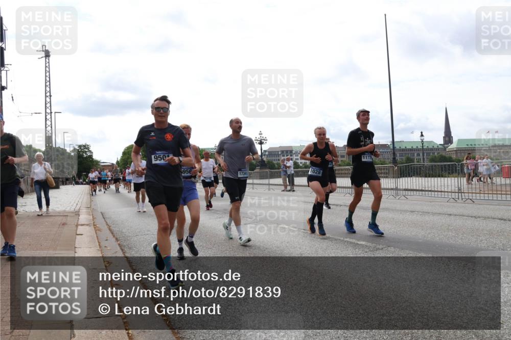 29.06.2025 - hella hamburg halbmarathon Lena Gebhardt http://msf.ph/oto/8291839 29.06.2025 10:21:18 Lombardsbrücke 950, 956, 17341, 1028, 11775, 1028, 1072, 1266, 1401, 1658, 2271, 2383, 2635, 2815, 2923, 2945, 2956, 2986, 3122, 3161, 3453, 3770, 3813, 3817, 3825, 3826, 4082, 4350, 4697, 4786, 5041, 5061, 5373, 5395, 5412, 5493, 5767, 6103, 6275, 6308, 6844, 7228, 7375, 7522, 7553, 7608, 7781, 8095, 8113, 8286, 8724, 8726, 8844, 9005, 9011, 9100, 9108, 9236, 9483, 9499, 9501, 9532, 9624, 9981, 10374, 10585, 10602, 10874, 11145, 11698, 12175, 12694, 12844, 13057, 13508 meine-sportfotos.de