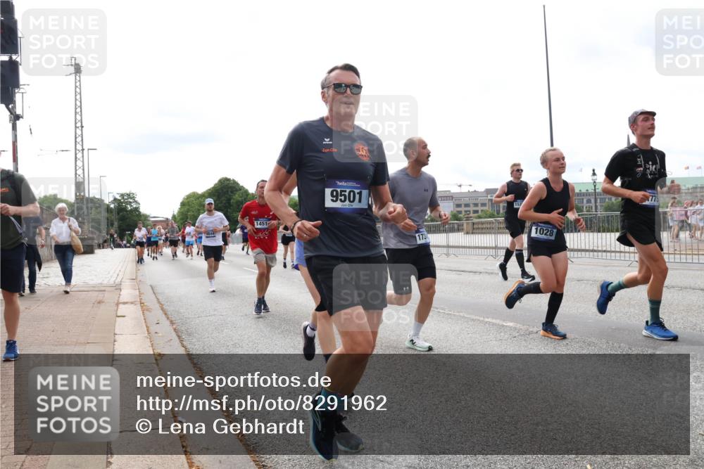 29.06.2025 - hella hamburg halbmarathon Lena Gebhardt http://msf.ph/oto/8291962 29.06.2025 10:21:18 Lombardsbrücke 1451, 9501, 173, 153, 1028, 1775, 1028, 1072, 1266, 1401, 1658, 2271, 2383, 2635, 2815, 2923, 2945, 2956, 2986, 3122, 3161, 3453, 3770, 3813, 3817, 3825, 3826, 4082, 4350, 4697, 4786, 5041, 5061, 5373, 5395, 5412, 5493, 5767, 6103, 6275, 6308, 6844, 7228, 7375, 7522, 7553, 7608, 7781, 8095, 8113, 8286, 8724, 8726, 8844, 9005, 9011, 9100, 9108, 9236, 9483, 9499, 9501, 9532, 9624, 9981, 10374, 10585, 10602, 10874, 11145, 11698, 12175, 12694, 12844, 13057, 13508 meine-sportfotos.de