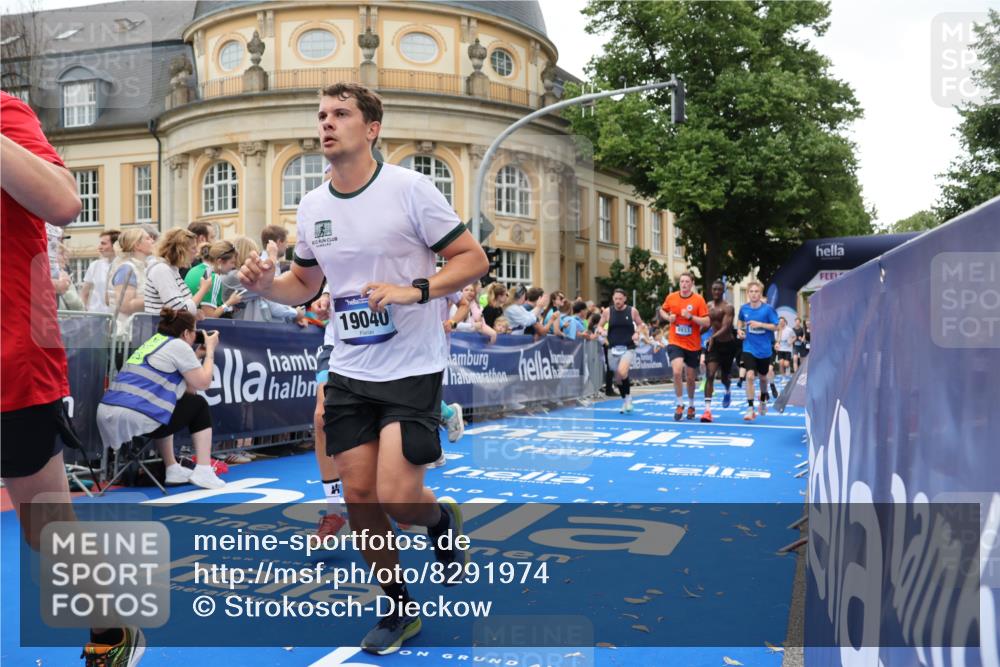 29.06.2025 - hella hamburg halbmarathon Strokosch-Dieckow http://msf.ph/oto/8291974 29.06.2025 10:50:18 Ziel 1119, 4247, 4933, 6795, 7930, 7932, 8899, 8921, 10371, 11607, 12035, 12949, 13609, 13690, 14034, 15620, 16000, 16242, 18394, 18499, 18811, 19040 meine-sportfotos.de