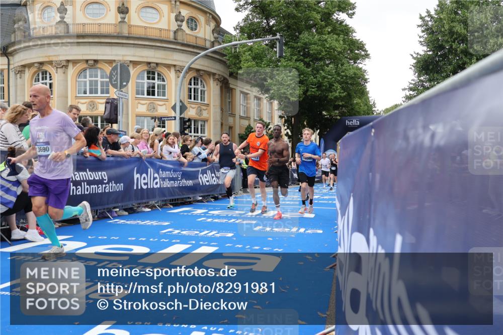 29.06.2025 - hella hamburg halbmarathon Strokosch-Dieckow http://msf.ph/oto/8291981 29.06.2025 10:50:18 Ziel 1119, 4247, 4933, 6795, 7930, 7932, 8899, 8921, 10371, 11607, 12035, 12949, 13609, 13690, 14034, 15620, 16000, 16242, 18394, 18499, 18811, 19040 meine-sportfotos.de