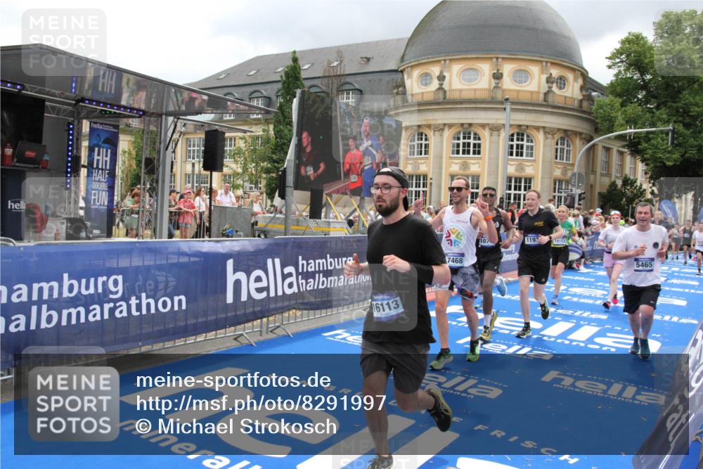 29.06.2025 - hella hamburg halbmarathon Michael Strokosch http://msf.ph/oto/8291997 29.06.2025 10:56:19 Ziel 1193, 5465, 7547, 8639, 9903, 9907, 10789, 12348, 14363, 15484, 16113, 16375, 16634, 17468, 18117, 18495, 18652, 18741, 19152 meine-sportfotos.de