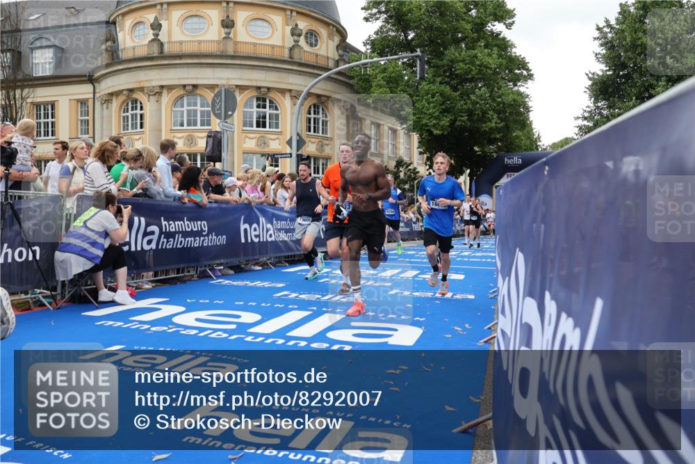 29.06.2025 - hella hamburg halbmarathon Strokosch-Dieckow http://msf.ph/oto/8292007 29.06.2025 10:50:19 Ziel 4247, 4933, 6795, 7930, 7932, 8899, 8921, 10371, 12035, 12624, 12949, 13609, 13690, 14034, 15620, 16000, 16242, 18394, 18499, 18811, 19040 meine-sportfotos.de