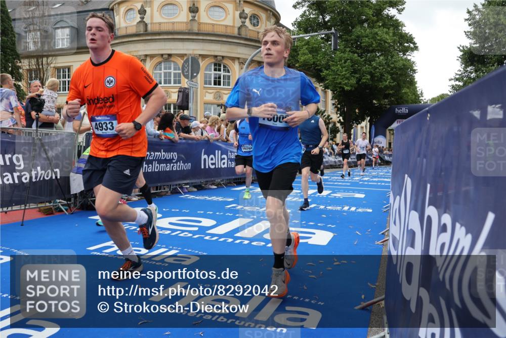 29.06.2025 - hella hamburg halbmarathon Strokosch-Dieckow http://msf.ph/oto/8292042 29.06.2025 10:50:20 Ziel 4127, 4247, 4933, 6795, 7930, 7932, 8899, 8921, 11455, 12035, 12624, 12949, 13609, 13690, 14034, 15620, 16000, 16242, 18394, 18499, 18811, 19040 meine-sportfotos.de