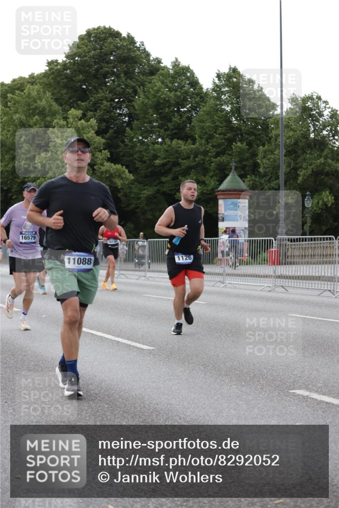 29.06.2025 - hella hamburg halbmarathon Jannik Wohlers http://msf.ph/oto/8292052 29.06.2025 10:04:29 Lombardsbrücke 1126, 1316, 1347, 1559, 2424, 2463, 2628, 2698, 4394, 4538, 4951, 6311, 7302, 8049, 9019, 10100, 11088, 11551, 11595, 12125, 13242, 13533, 15532, 16134, 16357, 16579, 16995, 17112, 17540, 17814, 17818, 18556 meine-sportfotos.de