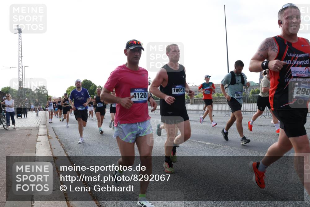 29.06.2025 - hella hamburg halbmarathon Lena Gebhardt http://msf.ph/oto/8292067 29.06.2025 09:58:51 Lombardsbrücke 17181, 8322, 119, 4120, 18063, 14363, 863, 290, 1285, 1410, 1485, 1715, 1719, 1727, 1946, 1951, 1972, 2029, 2518, 2656, 2741, 2840, 2883, 2907, 2911, 3037, 3041, 3097, 3334, 3819, 3859, 3952, 4120, 4152, 4167, 5077, 5084, 5259, 5378, 5391, 5894, 6294, 6399, 6433, 6592, 6629, 6657, 6759, 6877, 7082, 7232, 7369, 7716, 7732, 8068, 8311, 8322, 8393, 8639, 8721, 8772, 8798, 8825, 9655, 9727, 9770, 9884, 10488 meine-sportfotos.de