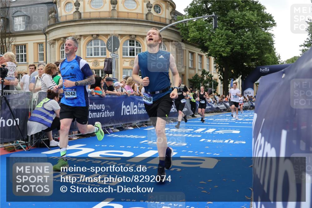 29.06.2025 - hella hamburg halbmarathon Strokosch-Dieckow http://msf.ph/oto/8292074 29.06.2025 10:50:21 Ziel 4127, 4247, 4933, 6795, 7930, 7932, 8899, 8921, 11455, 12035, 12624, 12949, 13609, 13690, 14034, 14626, 16000, 16242, 17319, 18394, 18499, 18811, 19040 meine-sportfotos.de
