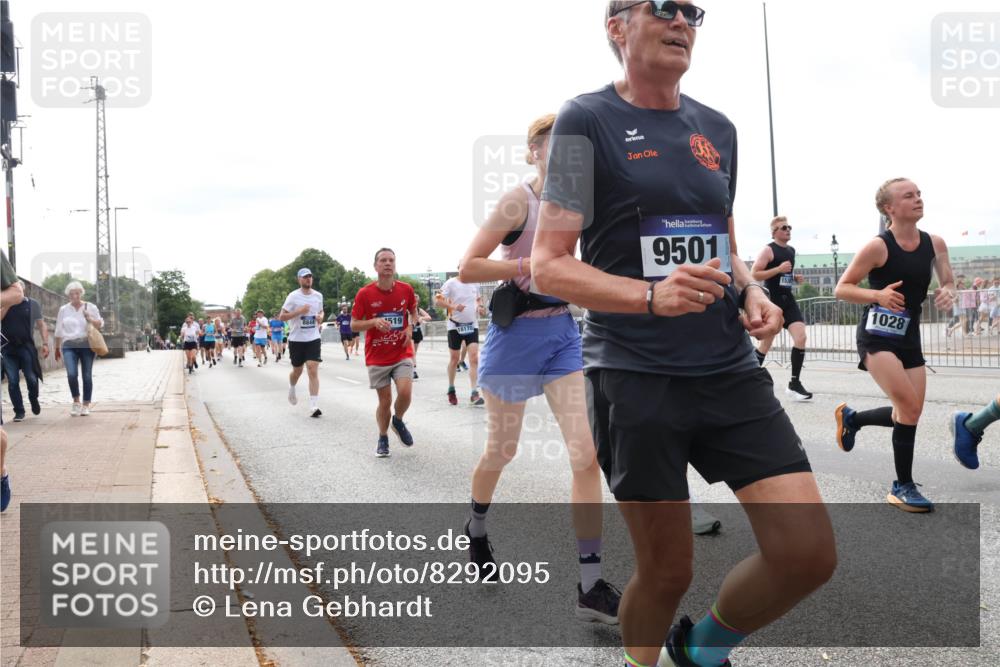 29.06.2025 - hella hamburg halbmarathon Lena Gebhardt http://msf.ph/oto/8292095 29.06.2025 10:21:19 Lombardsbrücke 18170, 9501, 1028, 1028, 1072, 1266, 1401, 1658, 2271, 2383, 2635, 2815, 2923, 2945, 2956, 2986, 3122, 3161, 3453, 3770, 3813, 3817, 3825, 3826, 4082, 4350, 4697, 4786, 5041, 5061, 5122, 5373, 5395, 5412, 5493, 5767, 6103, 6275, 6308, 6844, 7228, 7375, 7522, 7553, 7608, 7781, 8095, 8113, 8286, 8724, 8726, 8844, 9005, 9011, 9100, 9108, 9236, 9369, 9483, 9499, 9501, 9532, 9624, 10374, 10585, 10602, 10874, 11698, 12175, 12694, 13057, 13508 meine-sportfotos.de