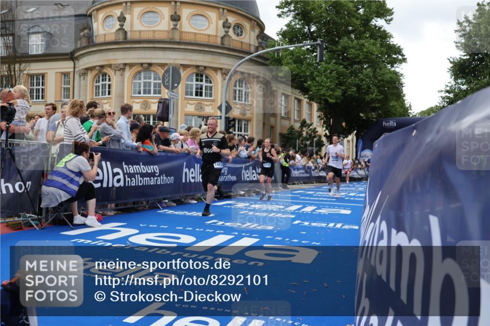 29.06.2025 - hella hamburg halbmarathon Strokosch-Dieckow http://msf.ph/oto/8292101 29.06.2025 10:50:22 Ziel 4127, 4247, 4933, 6795, 8153, 8899, 8921, 11455, 12035, 12624, 12949, 13609, 13690, 14034, 14626, 16000, 16242, 17319, 18394, 18499 meine-sportfotos.de