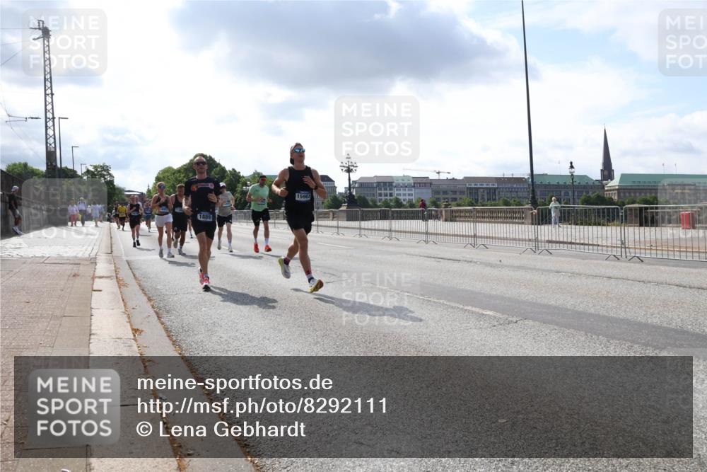 29.06.2025 - hella hamburg halbmarathon Lena Gebhardt http://msf.ph/oto/8292111 29.06.2025 09:46:29 Lombardsbrücke 1889, 15902, 1344, 1889, 2243, 2525, 3809, 3843, 3955, 4477, 4812, 4944, 5042, 5048, 5152, 6169, 6495, 6683, 7055, 7534, 7628, 7845, 7901, 8312, 8784, 8864, 8956, 9345, 10298, 10453, 10865, 10927, 10929, 11199, 11230, 11282, 11304, 11661, 11833, 12447, 12987, 13252, 13617, 13961, 14276, 14293, 14310, 15115, 15391, 15689, 15902, 16065, 16140, 16243, 16507, 16580, 16811, 16931, 16957, 17213, 17768 meine-sportfotos.de