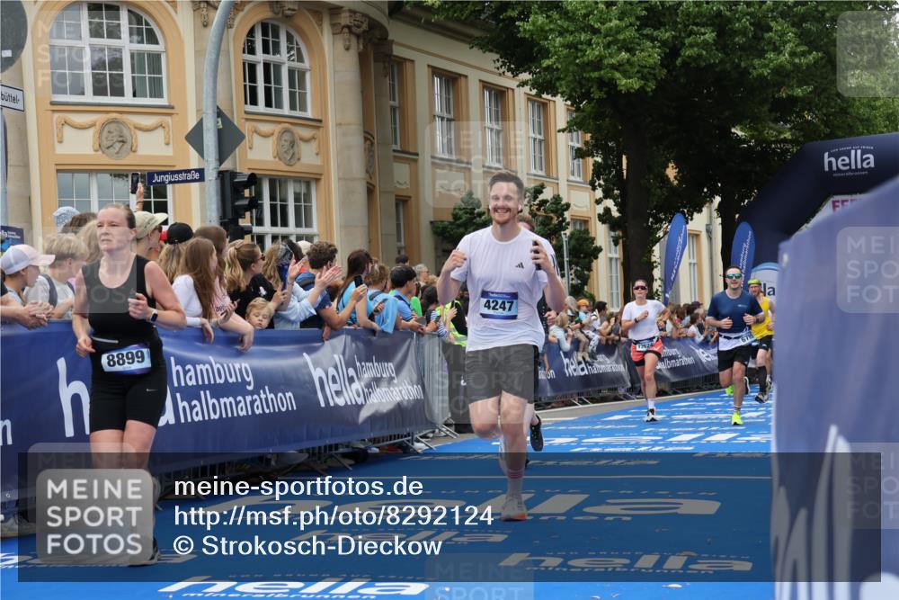29.06.2025 - hella hamburg halbmarathon Strokosch-Dieckow http://msf.ph/oto/8292124 29.06.2025 10:50:23 Ziel 3414, 4127, 4247, 4933, 5447, 6795, 8153, 8899, 11455, 12035, 12624, 12949, 13609, 13690, 14034, 14626, 16000, 16242, 17319, 18394, 18499 meine-sportfotos.de