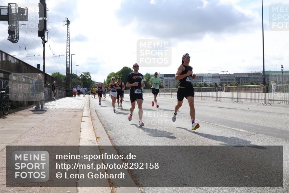 29.06.2025 - hella hamburg halbmarathon Lena Gebhardt http://msf.ph/oto/8292158 29.06.2025 09:46:30 Lombardsbrücke 1889, 159, 1344, 1889, 2243, 2525, 3809, 3843, 3955, 4477, 4812, 4944, 5042, 5048, 5152, 6169, 6495, 6683, 7055, 7534, 7628, 7845, 7901, 8312, 8784, 8864, 8956, 9345, 10298, 10453, 10865, 10927, 10929, 11199, 11230, 11282, 11304, 11661, 11833, 12447, 12987, 13252, 13617, 13961, 14276, 14293, 14310, 15115, 15391, 15689, 15902, 16065, 16140, 16243, 16507, 16580, 16811, 16931, 16957, 17213, 17768 meine-sportfotos.de