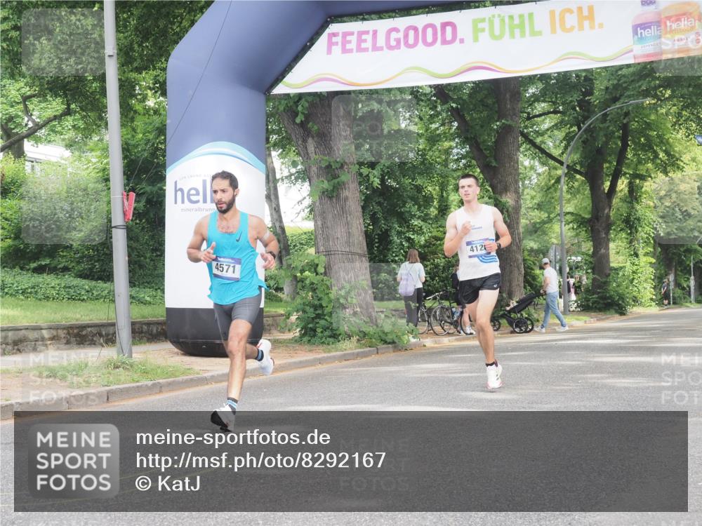 29.06.2025 - hella hamburg halbmarathon KatJ http://msf.ph/oto/8292167 29.06.2025 10:13:04 Zwischen KM18-KM19 4128, 4571 meine-sportfotos.de