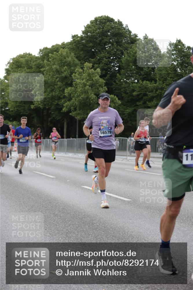 29.06.2025 - hella hamburg halbmarathon Jannik Wohlers http://msf.ph/oto/8292174 29.06.2025 10:04:30 Lombardsbrücke 1126, 1316, 1559, 2424, 2463, 2628, 2698, 3071, 3413, 4394, 4538, 4951, 7302, 8049, 8089, 9019, 10100, 11088, 11551, 11595, 12125, 13242, 13533, 15532, 16134, 16357, 16579, 16995, 17112, 17540, 17814, 17818, 18556 meine-sportfotos.de
