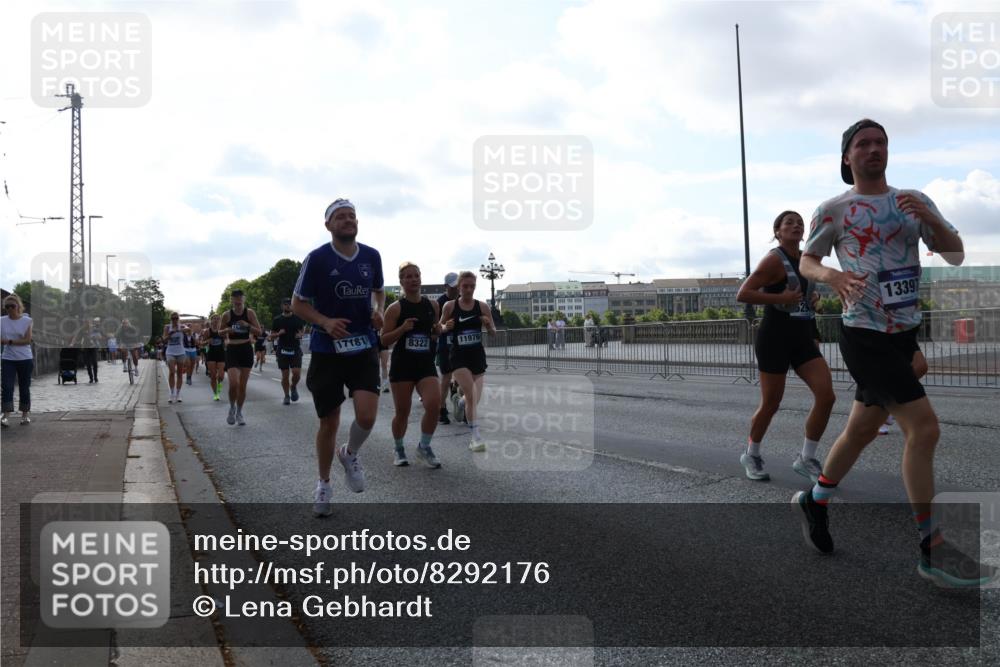 29.06.2025 - hella hamburg halbmarathon Lena Gebhardt http://msf.ph/oto/8292176 29.06.2025 09:58:52 Lombardsbrücke 17181, 8322, 11976, 13397, 1285, 1410, 1485, 1715, 1719, 1727, 1946, 1951, 1972, 2029, 2518, 2656, 2741, 2840, 2883, 2907, 2911, 3037, 3041, 3097, 3334, 3819, 3859, 3952, 4120, 4152, 4167, 5077, 5084, 5259, 5378, 5391, 5894, 6294, 6399, 6433, 6592, 6629, 6657, 6759, 6877, 7082, 7232, 7369, 7716, 7732, 7864, 8068, 8322, 8393, 8639, 8721, 8772, 8798, 8825, 9655, 9727, 9770, 9884, 10488 meine-sportfotos.de