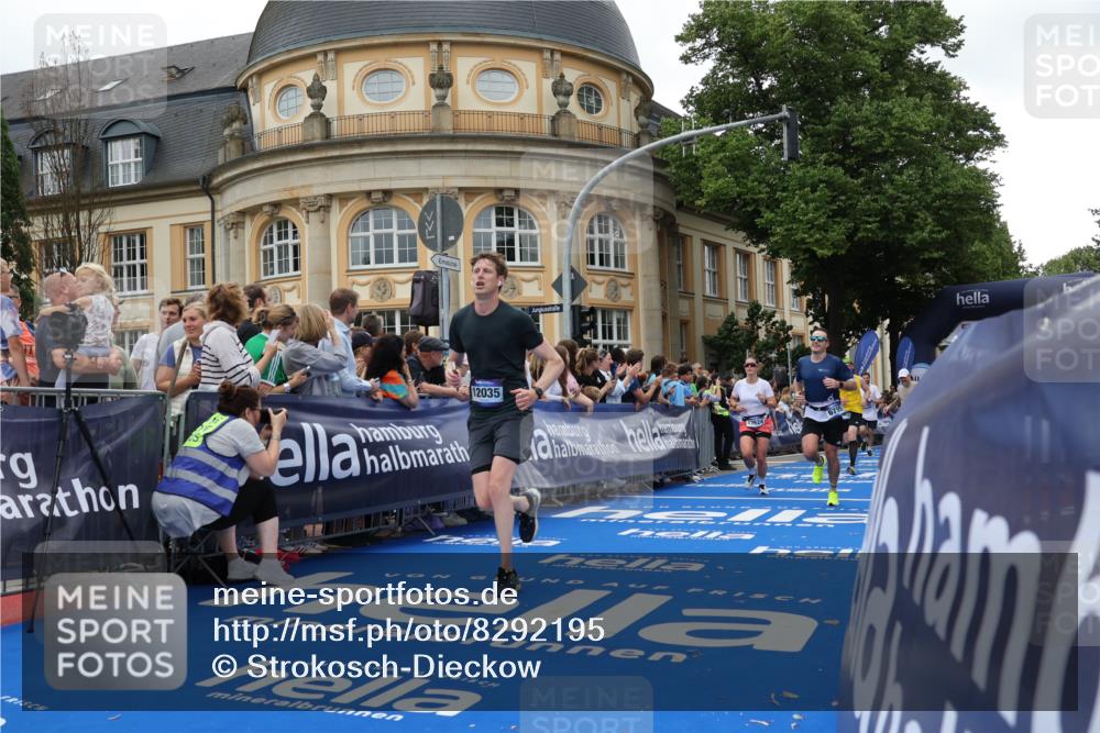 29.06.2025 - hella hamburg halbmarathon Strokosch-Dieckow http://msf.ph/oto/8292195 29.06.2025 10:50:26 Ziel 3414, 4127, 4247, 5447, 6282, 6795, 7397, 8153, 8576, 8899, 11214, 11455, 12035, 12624, 13812, 14034, 14626, 15803, 16806, 17179, 17247, 17319, 18394 meine-sportfotos.de
