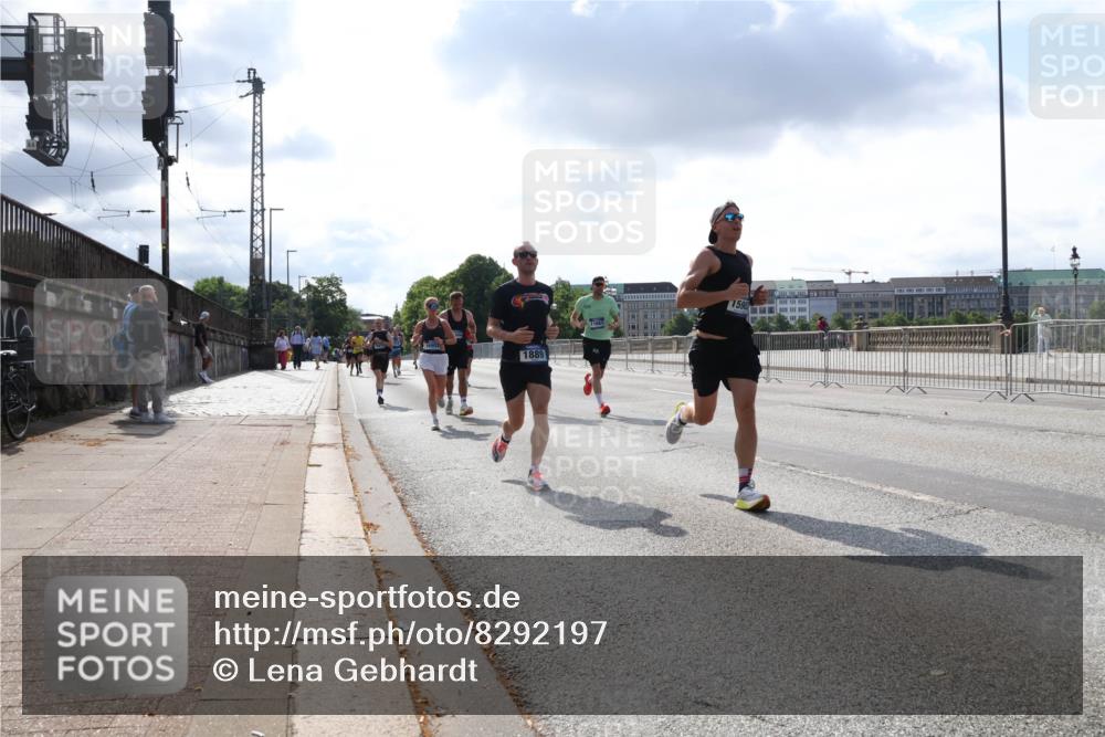 29.06.2025 - hella hamburg halbmarathon Lena Gebhardt http://msf.ph/oto/8292197 29.06.2025 09:46:30 Lombardsbrücke 1889, 1344, 1889, 2243, 2525, 3809, 3843, 3955, 4477, 4812, 4944, 5042, 5048, 5152, 6169, 6495, 6683, 7055, 7534, 7628, 7845, 7901, 8312, 8784, 8864, 8956, 9345, 10298, 10453, 10865, 10927, 10929, 11199, 11230, 11282, 11304, 11661, 11833, 12447, 12987, 13252, 13617, 13961, 14276, 14293, 14310, 15115, 15391, 15689, 15902, 16065, 16140, 16243, 16507, 16580, 16811, 16931, 16957, 17213, 17768 meine-sportfotos.de