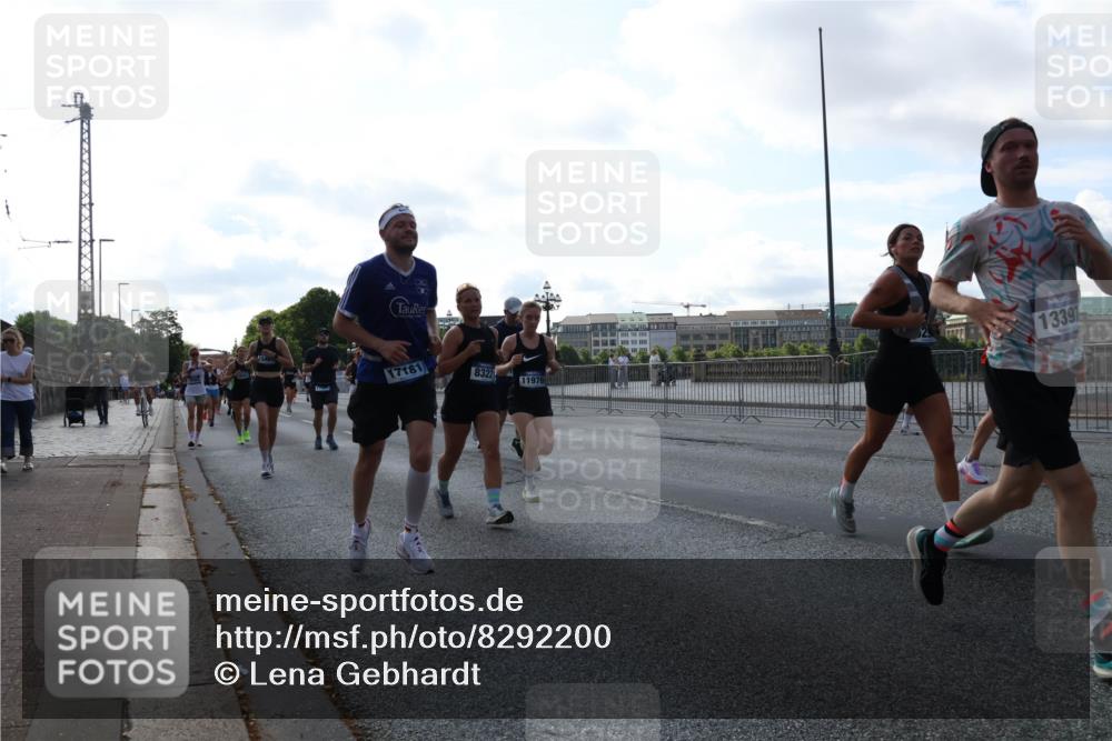 29.06.2025 - hella hamburg halbmarathon Lena Gebhardt http://msf.ph/oto/8292200 29.06.2025 09:58:52 Lombardsbrücke 17181, 8322, 11976, 13397, 1285, 1410, 1485, 1715, 1719, 1727, 1946, 1951, 1972, 2029, 2518, 2656, 2741, 2840, 2883, 2907, 2911, 3037, 3041, 3097, 3334, 3819, 3859, 3952, 4120, 4152, 4167, 5077, 5084, 5259, 5378, 5391, 5894, 6294, 6399, 6433, 6592, 6629, 6657, 6759, 6877, 7082, 7232, 7369, 7716, 7732, 7864, 8068, 8322, 8393, 8639, 8721, 8772, 8798, 8825, 9655, 9727, 9770, 9884, 10488 meine-sportfotos.de