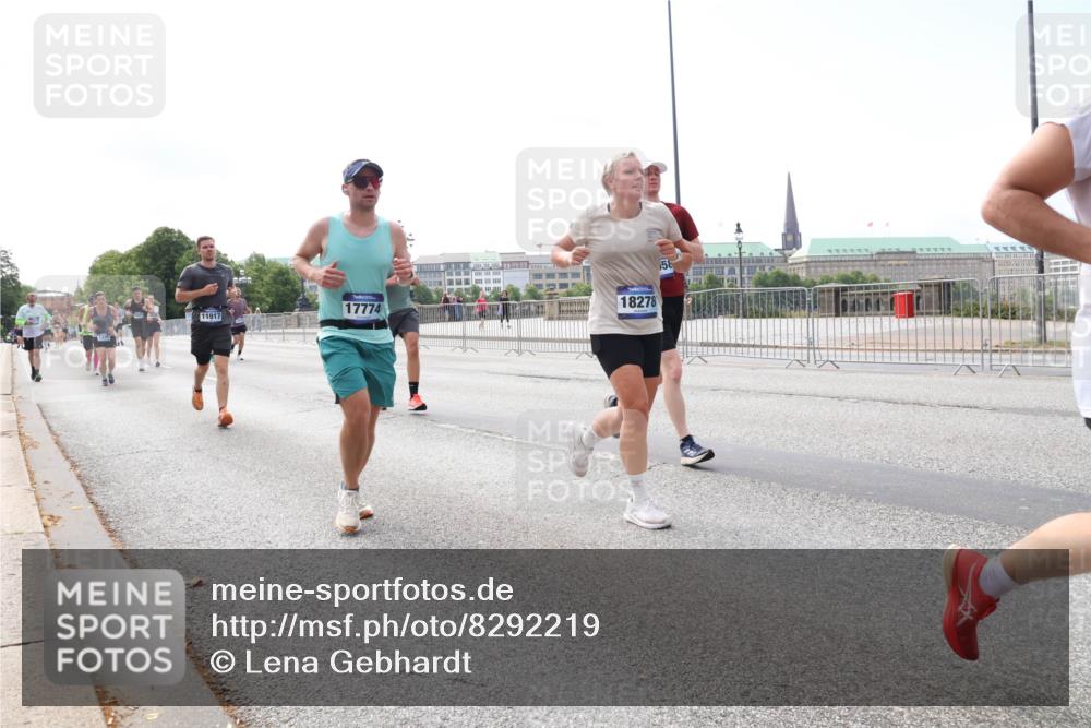 29.06.2025 - hella hamburg halbmarathon Lena Gebhardt http://msf.ph/oto/8292219 29.06.2025 10:11:53 Lombardsbrücke 1062, 1328, 1531, 1790, 1866, 1992, 3363, 4227, 5379, 5605, 7571, 8115, 8807, 8810, 9191, 9428, 10042, 10409, 10428, 11321, 11507, 11525, 11537, 11581, 11917, 12473, 13171, 13177, 13203, 13542, 13939, 13958, 14008, 14060, 14196, 14384, 15137, 15797, 15945, 16976, 17080, 17638, 17774, 17866, 18261, 18278, 18395, 18429, 18655 meine-sportfotos.de