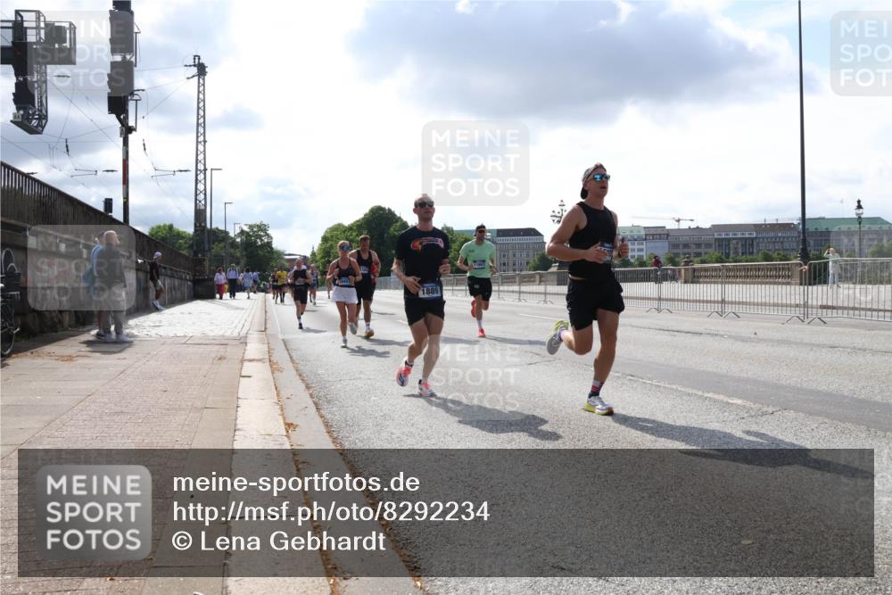29.06.2025 - hella hamburg halbmarathon Lena Gebhardt http://msf.ph/oto/8292234 29.06.2025 09:46:30 Lombardsbrücke 1889, 1344, 1889, 2243, 2525, 3809, 3843, 3955, 4477, 4812, 4944, 5042, 5048, 5152, 6169, 6495, 6683, 7055, 7534, 7628, 7845, 7901, 8312, 8784, 8864, 8956, 9345, 10298, 10453, 10865, 10927, 10929, 11199, 11230, 11282, 11304, 11661, 11833, 12447, 12987, 13252, 13617, 13961, 14276, 14293, 14310, 15115, 15391, 15689, 15902, 16065, 16140, 16243, 16507, 16580, 16811, 16931, 16957, 17213, 17768 meine-sportfotos.de