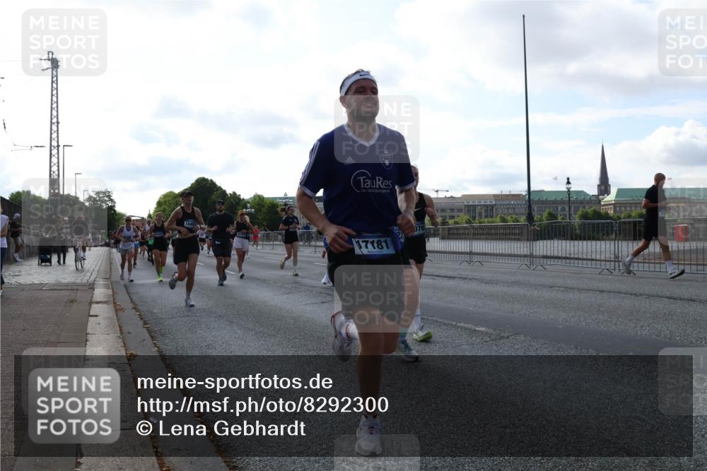 29.06.2025 - hella hamburg halbmarathon Lena Gebhardt http://msf.ph/oto/8292300 29.06.2025 09:58:52 Lombardsbrücke 1549, 17181, 1995, 1285, 1410, 1485, 1715, 1719, 1727, 1946, 1951, 1972, 2029, 2518, 2656, 2741, 2840, 2883, 2907, 2911, 3037, 3041, 3097, 3334, 3819, 3859, 3952, 4120, 4152, 4167, 5077, 5084, 5259, 5378, 5391, 5894, 6294, 6399, 6433, 6592, 6629, 6657, 6759, 6877, 7082, 7232, 7369, 7716, 7732, 7864, 8068, 8322, 8393, 8639, 8721, 8772, 8798, 8825, 9655, 9727, 9770, 9884, 10488 meine-sportfotos.de