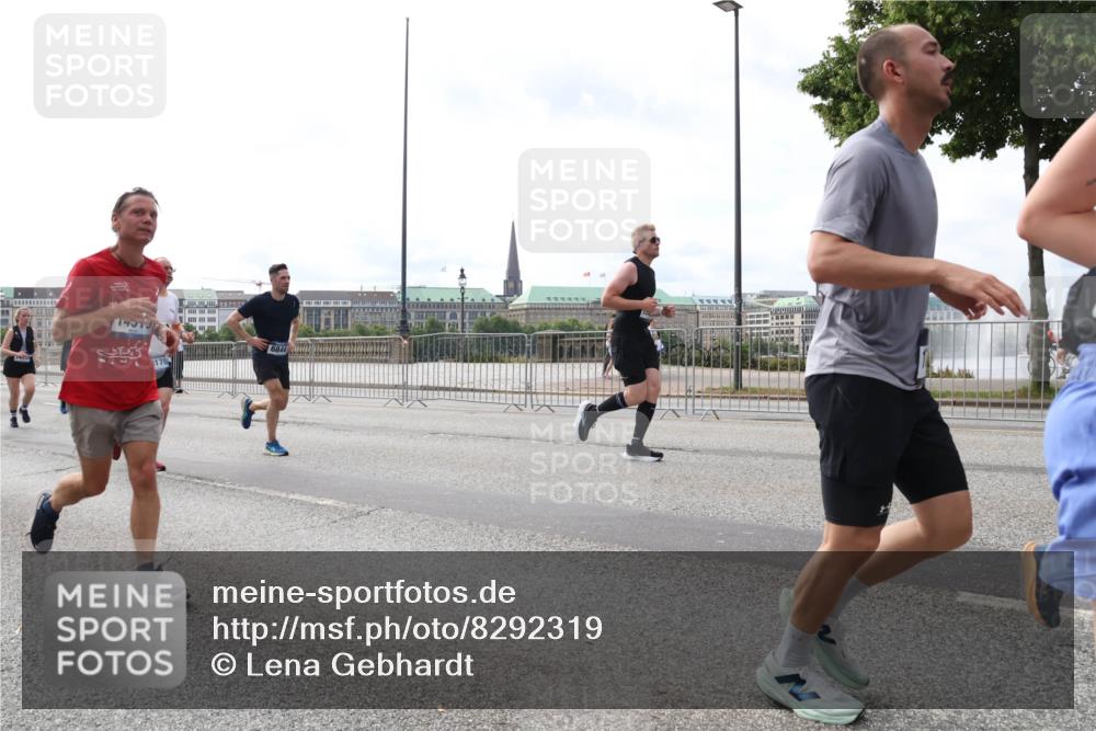 29.06.2025 - hella hamburg halbmarathon Lena Gebhardt http://msf.ph/oto/8292319 29.06.2025 10:21:20 Lombardsbrücke 6844, 170, 1028, 1072, 1266, 1401, 1658, 2271, 2383, 2635, 2815, 2956, 2986, 3122, 3161, 3453, 3770, 3813, 3817, 3825, 3826, 4082, 4350, 4697, 4786, 5041, 5061, 5122, 5373, 5395, 5412, 5493, 5759, 5767, 6103, 6275, 6308, 6844, 7228, 7375, 7522, 7553, 7608, 7781, 8095, 8286, 8724, 8726, 8844, 9005, 9011, 9100, 9108, 9236, 9369, 9483, 9499, 9501, 9532, 9624, 10374, 10585, 10602, 10874, 11698, 12175, 12694, 13057, 13508 meine-sportfotos.de