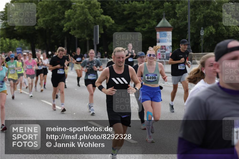 29.06.2025 - hella hamburg halbmarathon Jannik Wohlers http://msf.ph/oto/8292328 29.06.2025 10:36:24 Lombardsbrücke 1118, 1253, 1948, 1952, 1954, 2552, 2588, 3165, 3873, 3895, 4084, 4618, 4762, 4996, 5789, 6156, 6359, 7773, 8499, 8936, 8937, 9295, 9500, 9694, 9701, 10123, 10487, 10862, 11672, 11831, 11912, 12218, 12302, 12605, 12770, 12775, 13092, 13106, 13165, 13265, 13266, 13657, 13704, 13902, 13903, 14695, 15077, 15588, 15805, 15972, 15992, 16228, 16309, 16885, 16977, 17018, 17115, 17156, 17349, 17504, 18152, 18174, 18482, 18488 meine-sportfotos.de