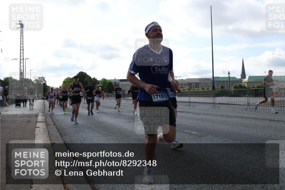 29.06.2025 - hella hamburg halbmarathon Lena Gebhardt http://msf.ph/oto/8292348 29.06.2025 09:58:52 Lombardsbrücke 5729, 17181, 1976, 1285, 1410, 1485, 1715, 1719, 1727, 1946, 1951, 1972, 2029, 2518, 2656, 2741, 2840, 2883, 2907, 2911, 3037, 3041, 3097, 3334, 3819, 3859, 3952, 4120, 4152, 4167, 5077, 5084, 5259, 5378, 5391, 5894, 6294, 6399, 6433, 6592, 6629, 6657, 6759, 6877, 7082, 7232, 7369, 7716, 7732, 7864, 8068, 8322, 8393, 8639, 8721, 8772, 8798, 8825, 9655, 9727, 9770, 9884, 10488 meine-sportfotos.de