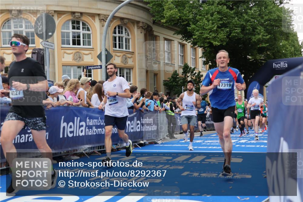 29.06.2025 - hella hamburg halbmarathon Strokosch-Dieckow http://msf.ph/oto/8292367 29.06.2025 10:50:30 Ziel 1399, 1750, 3414, 4127, 4346, 5447, 6282, 6662, 6795, 7397, 7786, 8153, 8576, 9057, 11214, 11455, 12035, 12624, 13808, 13812, 13875, 14626, 15519, 15803, 16806, 17179, 17247, 17319, 18006, 18394 meine-sportfotos.de