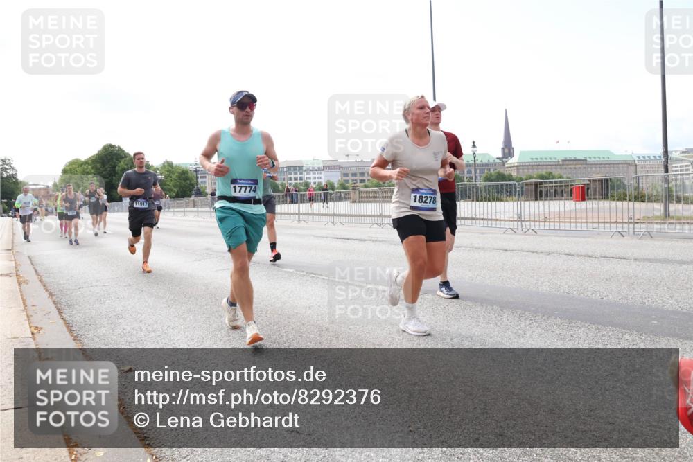 29.06.2025 - hella hamburg halbmarathon Lena Gebhardt http://msf.ph/oto/8292376 29.06.2025 10:11:53 Lombardsbrücke 1062, 1328, 1531, 1790, 1866, 1992, 3363, 4227, 5379, 5605, 7571, 8115, 8807, 8810, 9191, 9428, 10042, 10409, 10428, 11321, 11507, 11525, 11537, 11581, 11917, 12473, 13171, 13177, 13203, 13542, 13939, 13958, 14008, 14060, 14196, 14384, 15137, 15797, 15945, 16976, 17080, 17638, 17774, 17866, 18261, 18278, 18395, 18429, 18655 meine-sportfotos.de