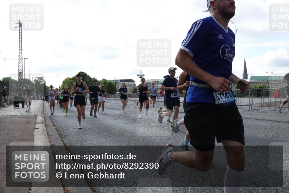29.06.2025 - hella hamburg halbmarathon Lena Gebhardt http://msf.ph/oto/8292390 29.06.2025 09:58:53 Lombardsbrücke 5497, 1410, 17387, 1999, 1285, 1410, 1485, 1715, 1719, 1727, 1946, 1951, 1972, 2029, 2518, 2656, 2741, 2840, 2883, 2907, 2911, 3037, 3041, 3097, 3334, 3715, 3819, 3859, 3952, 4120, 4152, 4167, 5077, 5084, 5259, 5378, 5391, 5894, 6294, 6399, 6433, 6592, 6629, 6657, 6759, 6877, 7033, 7082, 7232, 7369, 7716, 7732, 7864, 8068, 8322, 8393, 8639, 8721, 8772, 8798, 9655, 9727, 9770, 9884, 10488 meine-sportfotos.de